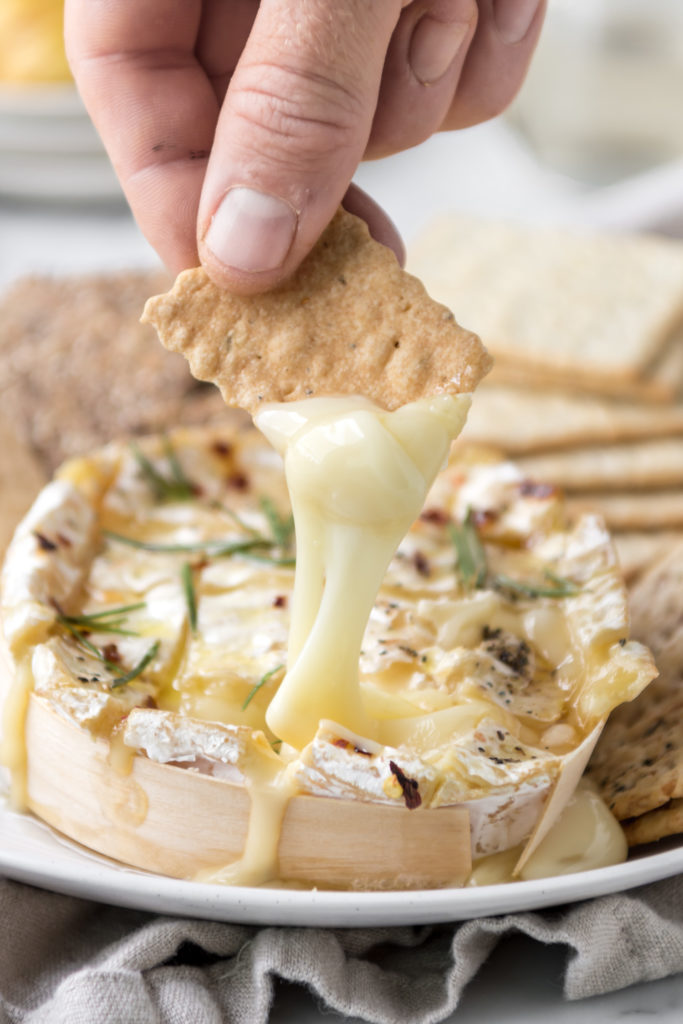 camembert fondue with crackers