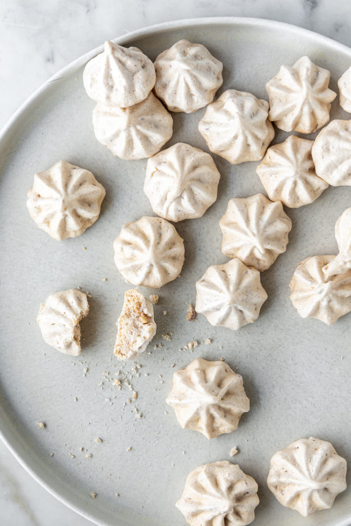 hazelnut meringue cookies with cinnamon