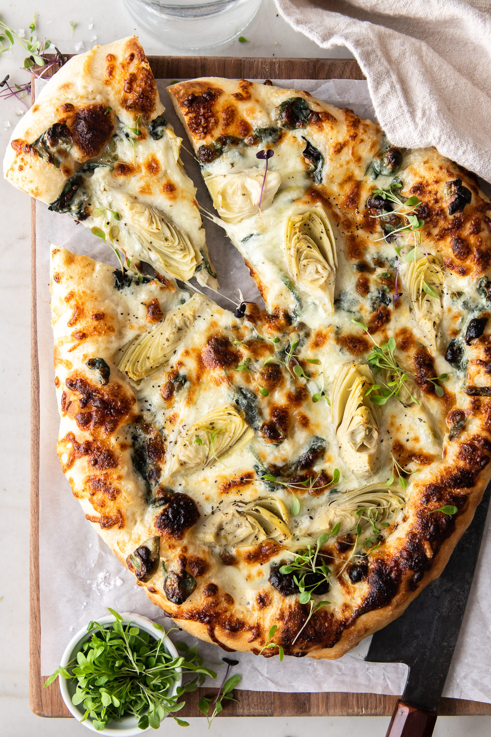 artichoke pizza with spinach parmesan cream sauce With Spice