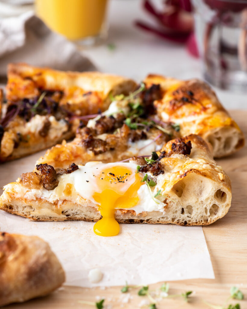 breakfast pizza recipe with eggs, sausage and onions