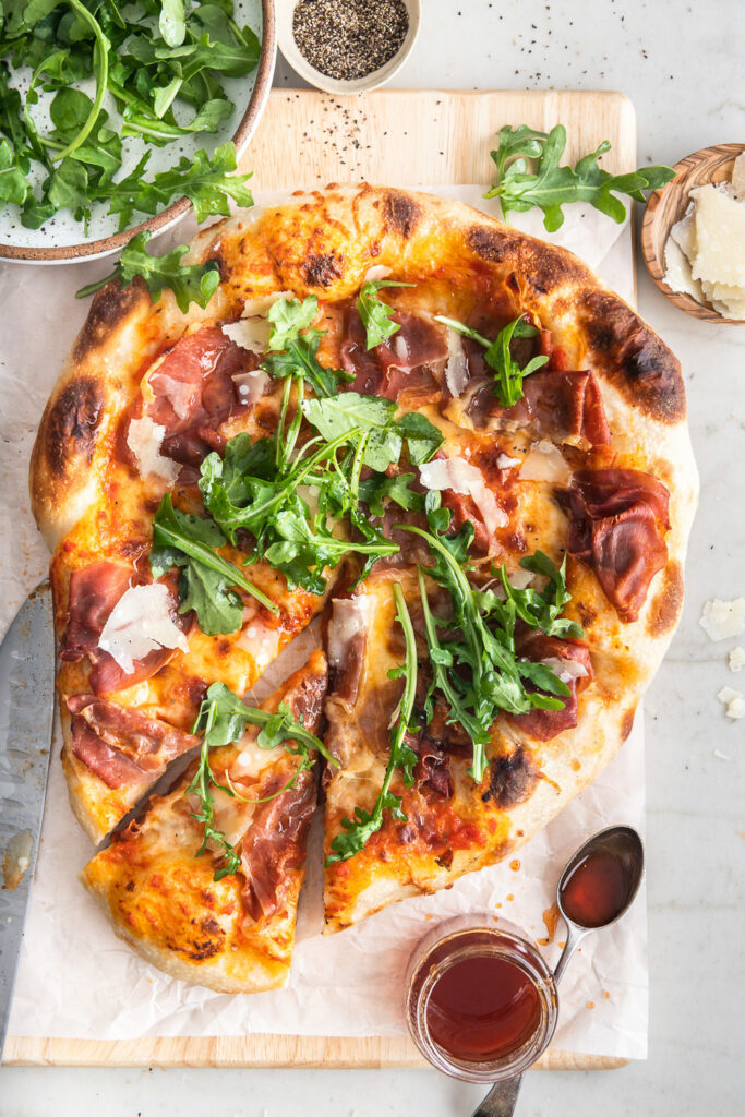 arugula and prosciutto pizza