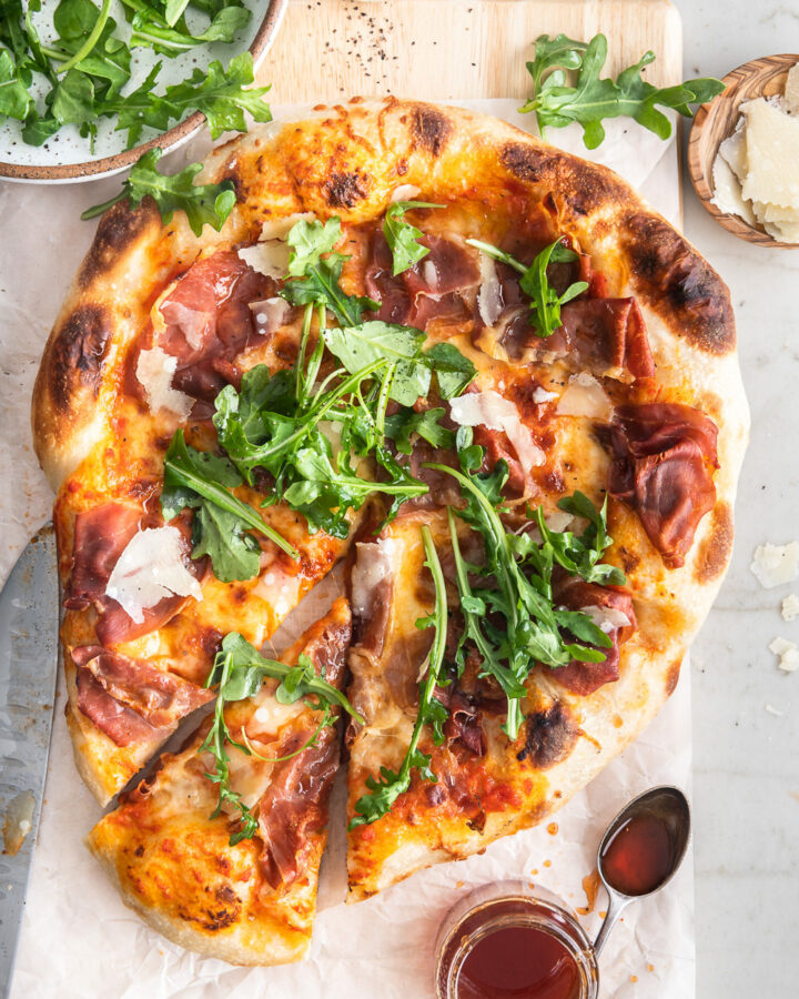 arugula and prosciutto pizza