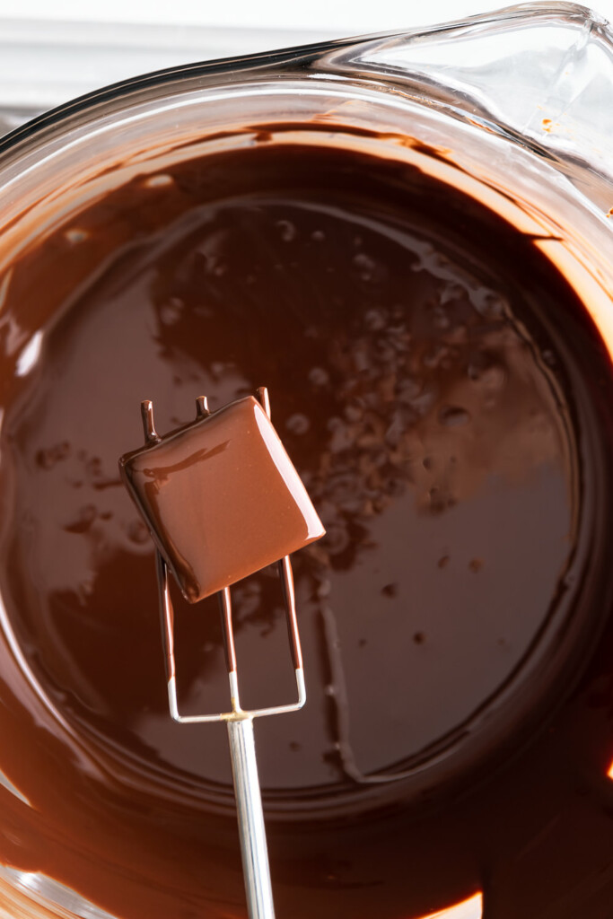 8_dip soft caramels into chocolate