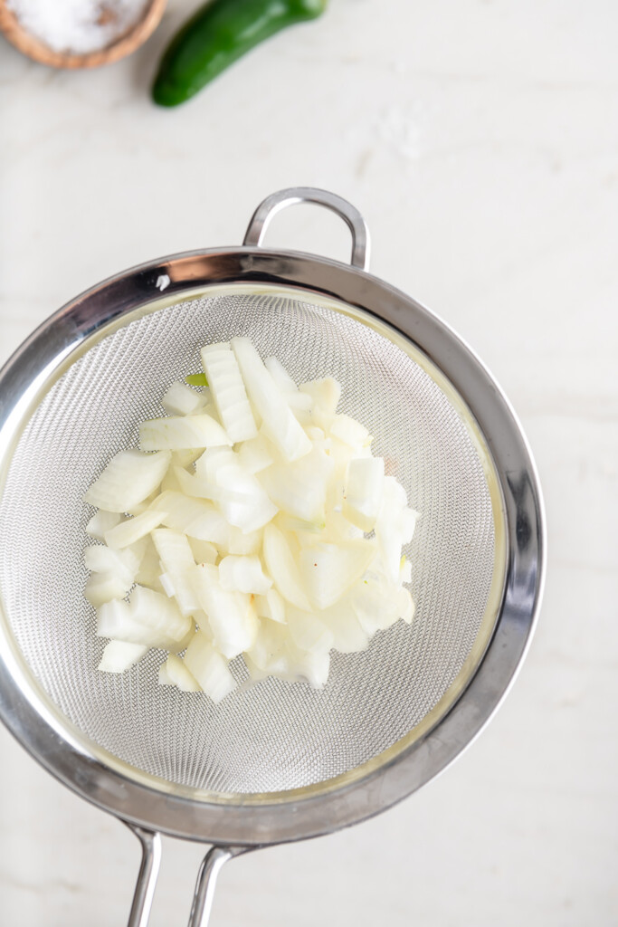 1_rinse onion under cold water