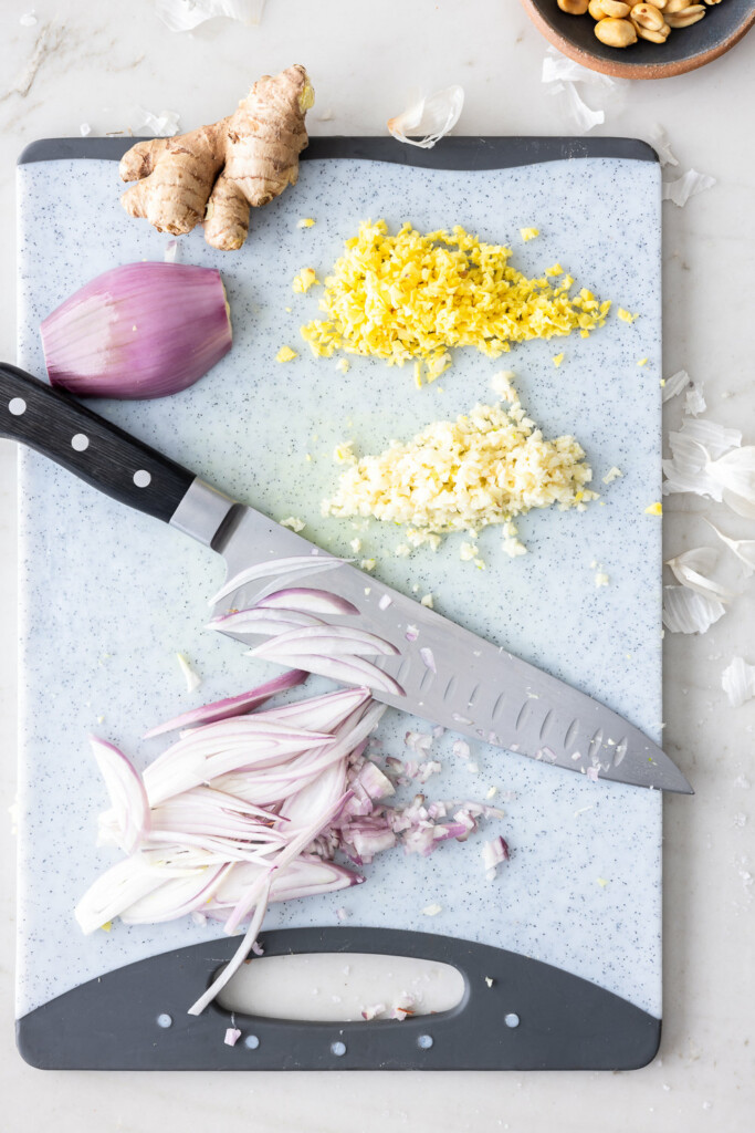 3_chop shallots, garlic and ginger