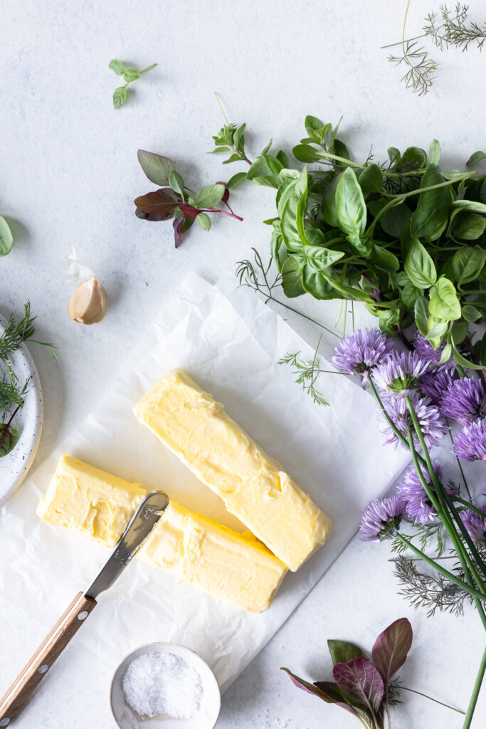 ingredients_garlic herb butter