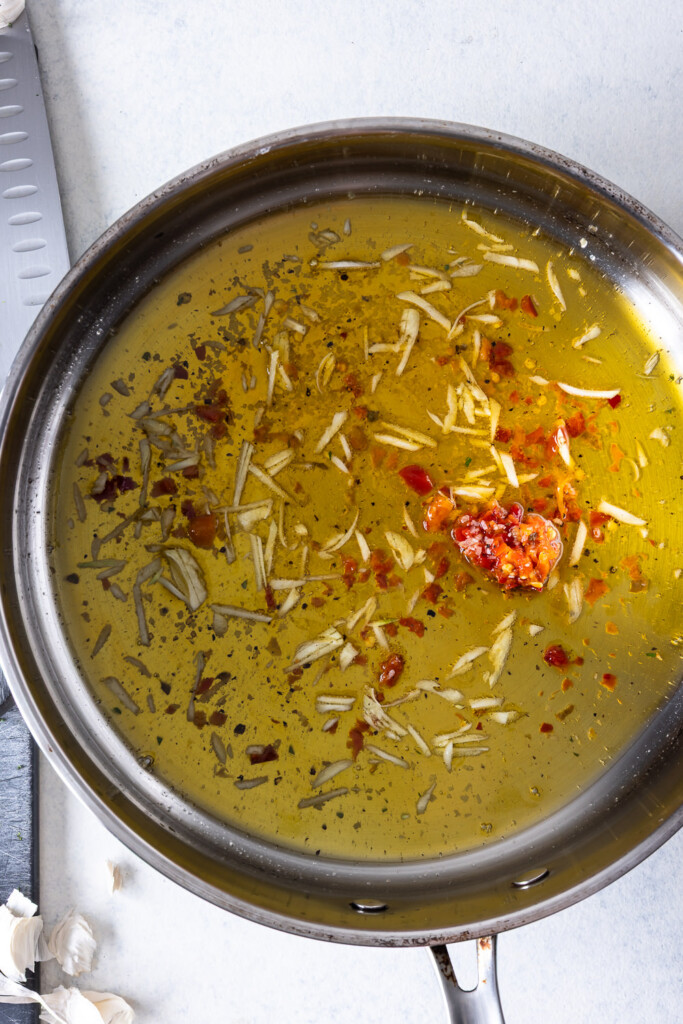 4_make spicy garlic oil for pici